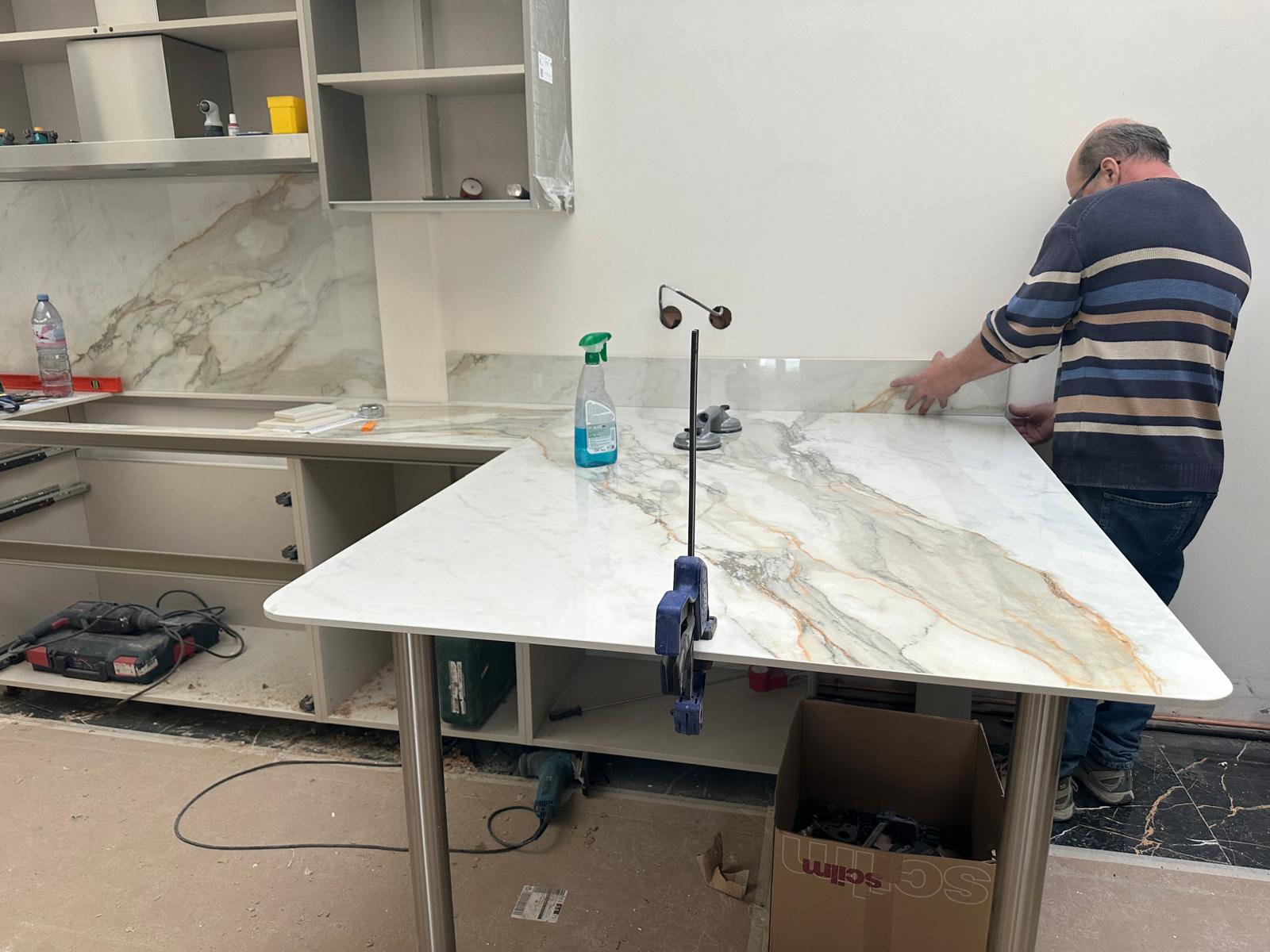 Ajustement d’un plan de travail en pierre par l’équipe Surface Stone