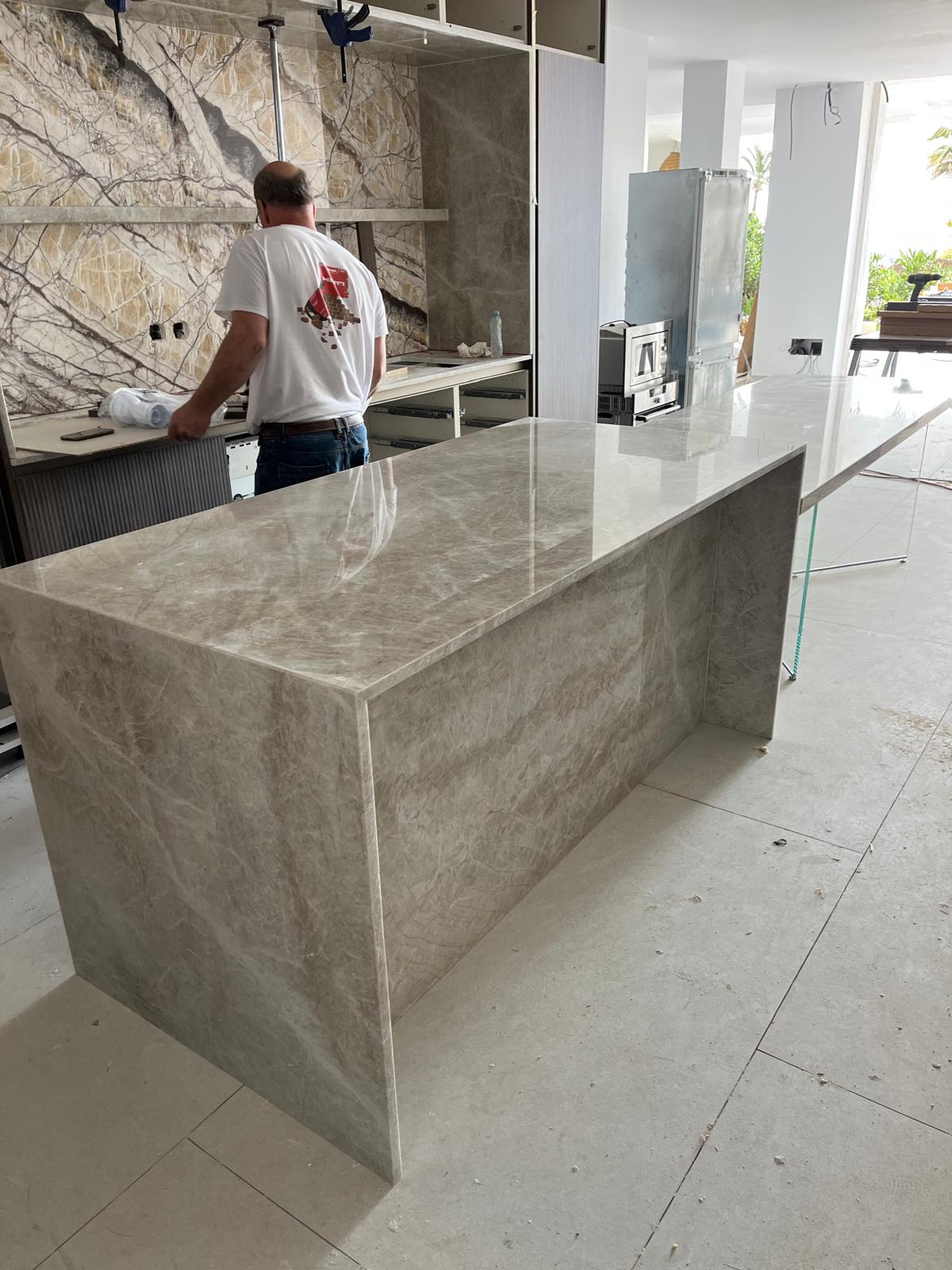Pose d’un îlot en pierre par l’équipe Surface Stone